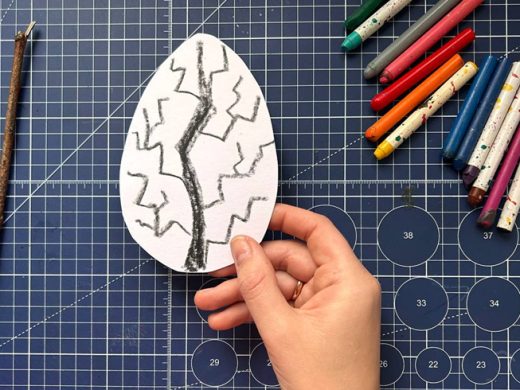 Рисунок черным карандашом на овальном листе бумаги