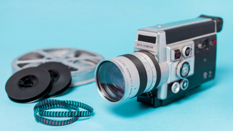 Видеокамера на голубом фоне