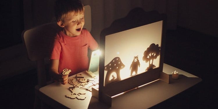 Мальчик играет в театр теней