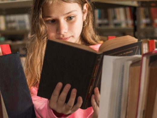 Девочка читает книгу