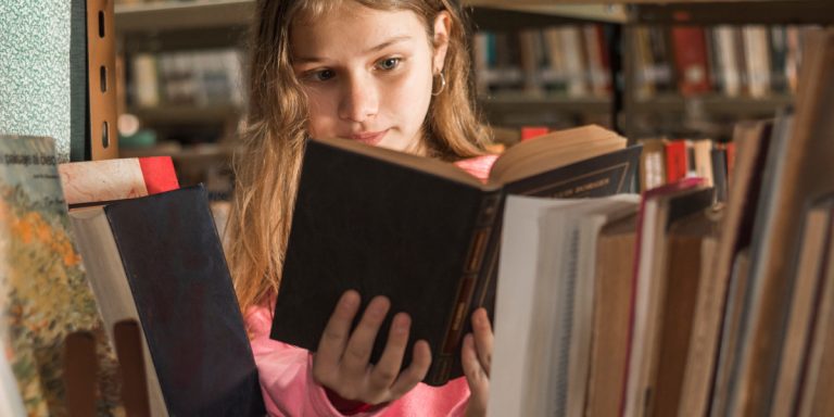 Девочка читает книгу