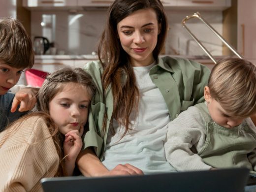 Мама с детьми смотрят в экран ноутбука
