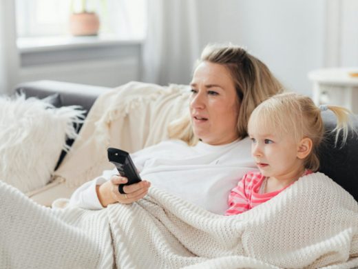 Дочка с мамой смотрят телевизор