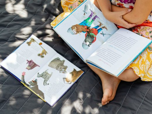 Две открытые детские книги