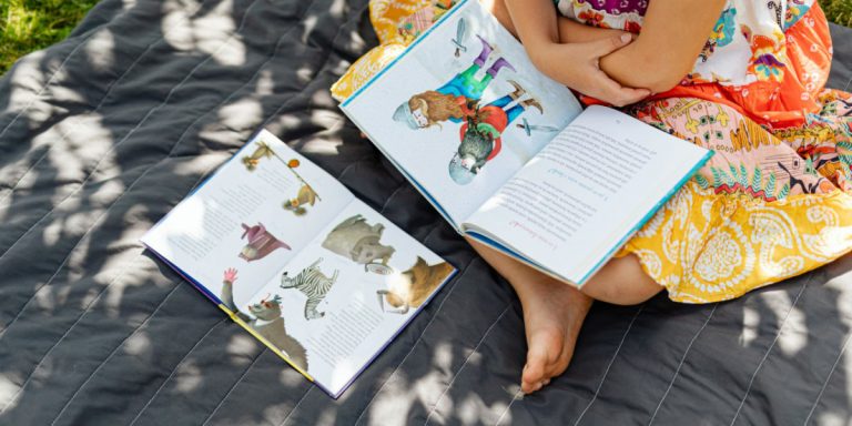 Девочка читает книгу