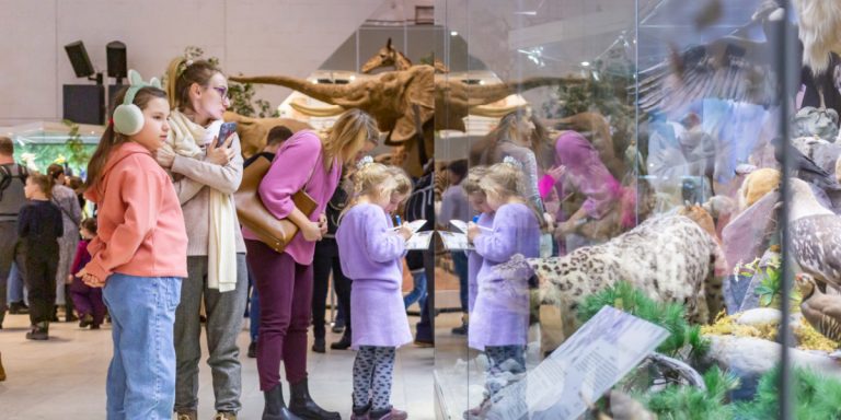 Группа детей в музее с чучелами животных