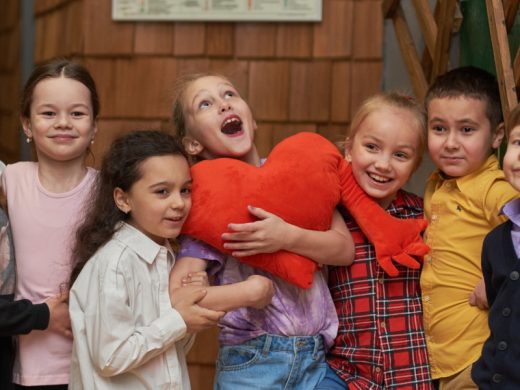 Группа радостных детей