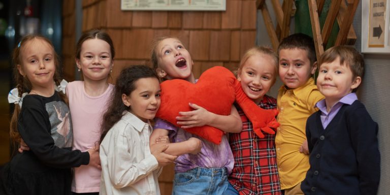 Группа радостных детей