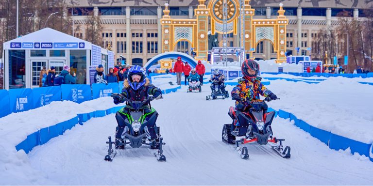 Дети на снегоходах