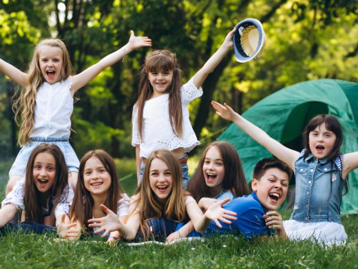 Группа детей на фоне палатки