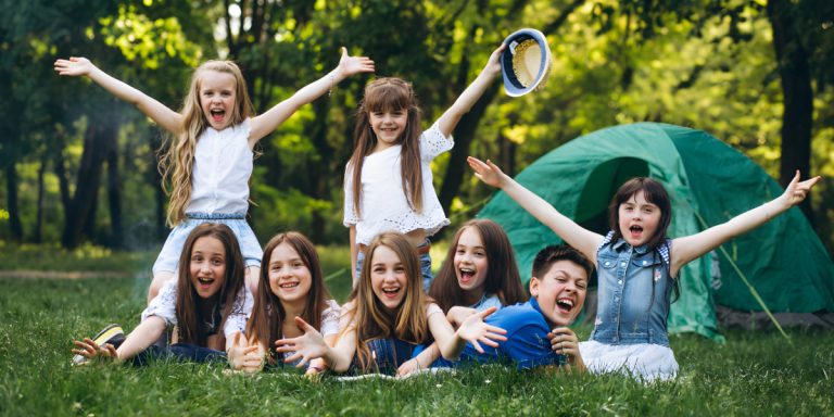 Группа детей на фоне палатки