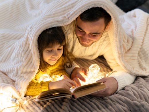 Папа читает дочке книгу