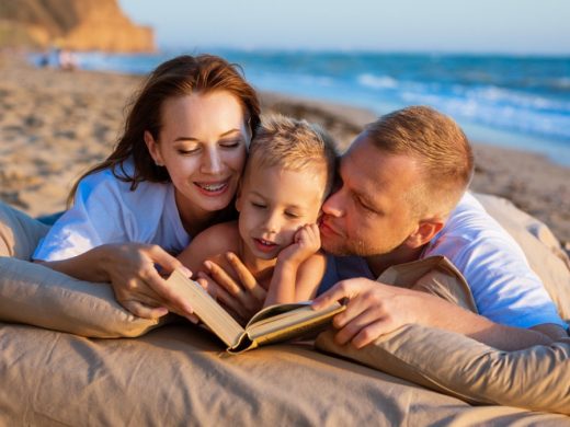 Мама и папа читают сыну книгу