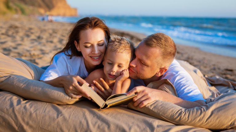 Мама и папа читают сыну книгу
