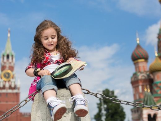 Девочка читает книгу