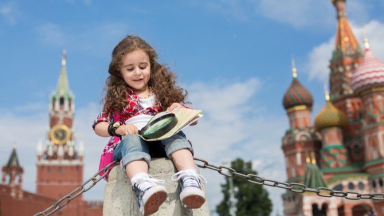 Девочка читает книгу