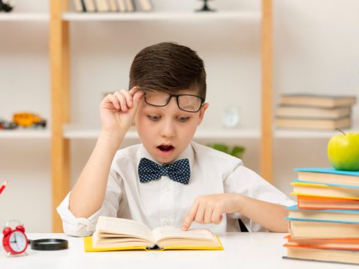 Мальчик читает книгу