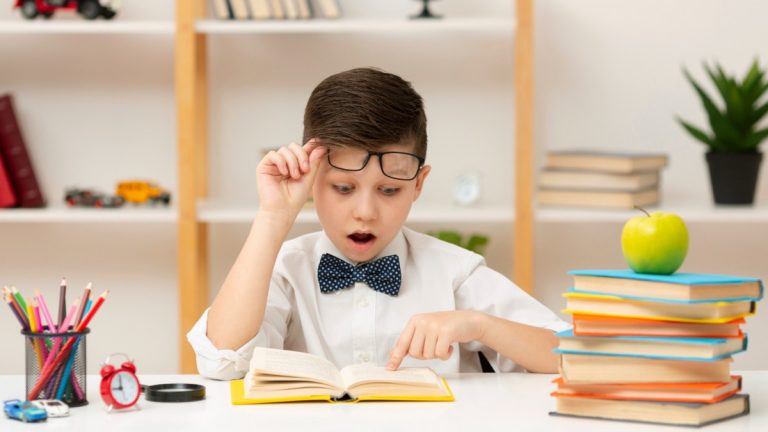 Мальчик читает книгу