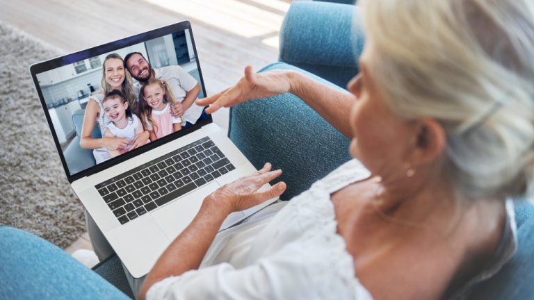 Бабушка смотрит на экран ноутбука