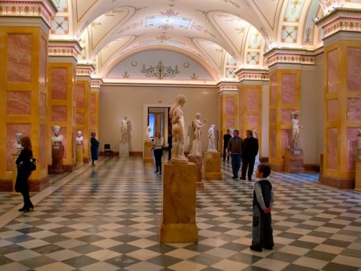 Ребенок в музее
