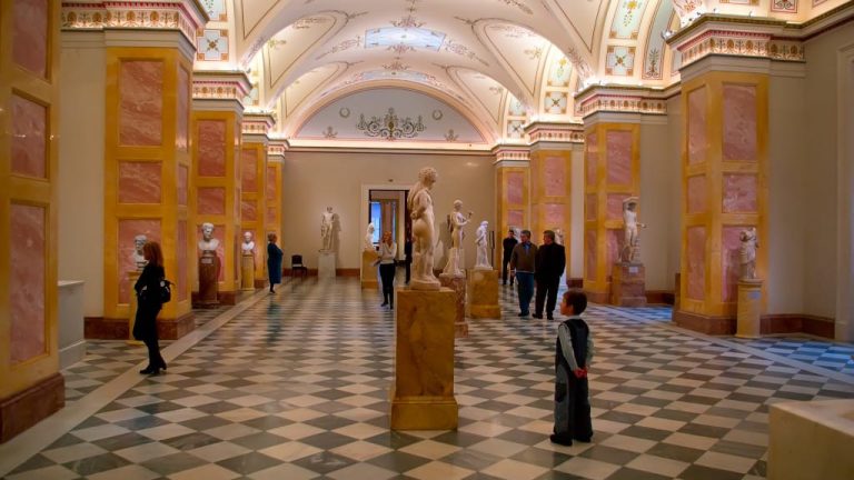 Ребенок в музее