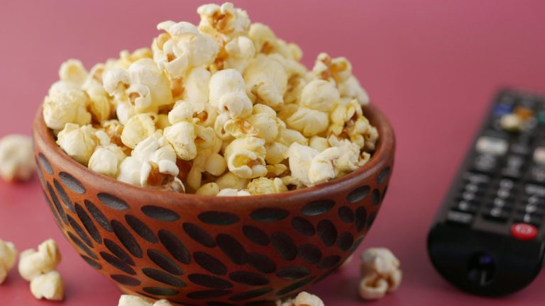 Миска с попкорном
