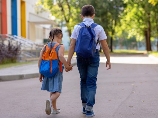 Брат ведет сестру за руку