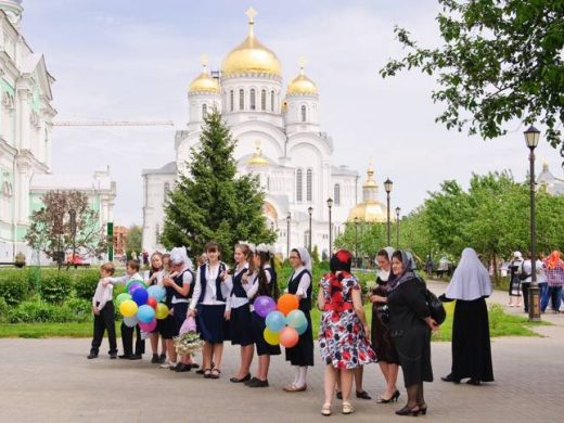 Школьники на фоне православного храма