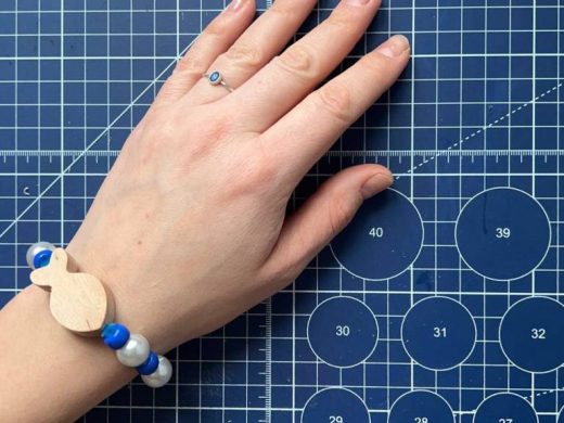 Рука в браслете из бусин