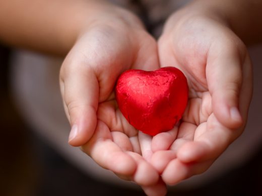 Сердечко в руках