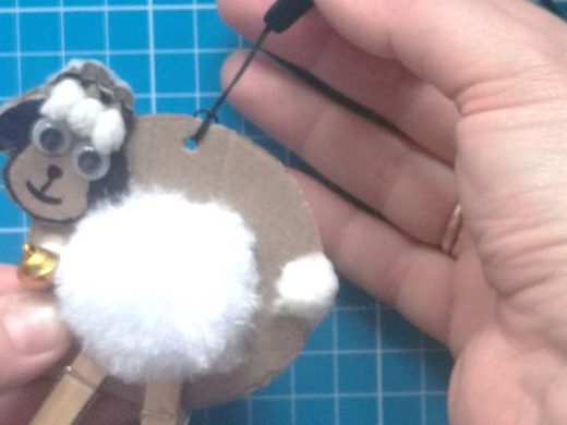 Брелок из бумаги