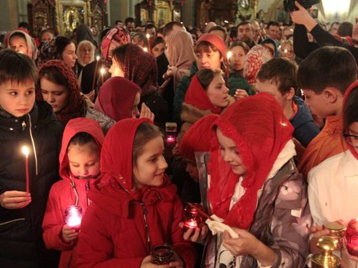 Дети в храме на Пасху