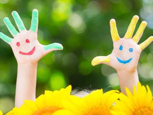 Детские ладошки, разрисованные красками