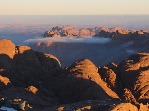 Вершины гор в облаках